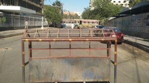 احتجاج کا مقابلہ کرنے کے لئے حکام کراچی پریس کلب کے آس پاس سڑکوں پر مہر لگاتے ہیں