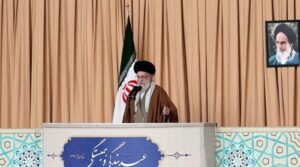 خامنہ ای کا کہنا ہے کہ اگر ایران حملہ کرتا ہے تو ہمارے خلاف 'مضبوط دھچکا' فراہم کرے گا
