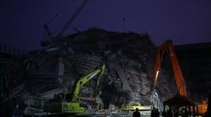 زلزلے سے متاثرہ میانمار سٹی میں امدادی کارکن مدد کی درخواست کرتے ہیں