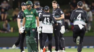 سلسلہ میں نیوزی لینڈ بیگ کے طور پر 4th T20i میں 105 کے لئے پاکستان بومبوز کیا
