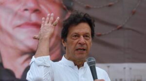 عمران خان 'تینوں پریشان کن' پی ٹی آئی سوشل میڈیا اکاؤنٹس کا مالک ہے