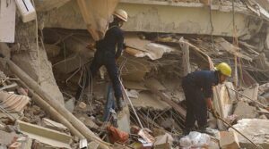 مہلک زلزلے کے 30 گھنٹے بعد عورت نے منڈالے ملبے سے زندہ کھینچ لیا