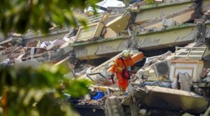 میانمار کے زلزلے سے ملبے سے بچاؤ کے طور پر تلاش کرنے والوں نے مزید بچ جانے والوں کو تلاش کرنے کے لئے ریس کی دوڑ لگائی