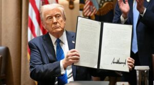 ٹرمپ نے انتخابی آرڈر پر دستخط کیے جو امریکی شہریت کے ثبوت کے لئے ووٹ ڈالنے کا مطالبہ کرتے ہیں