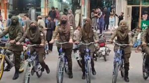 پہلے میں ، پنجاب نے عید خریداروں کی حفاظت کے لئے سائیکلوں پر پولیس خواتین کو تعینات کیا