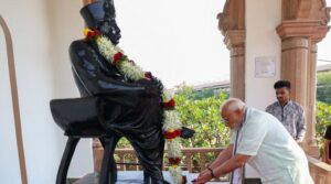 ہندوستانی وزیر اعظم مودی نے ہندو بالادستی آر ایس ایس کے ہیڈ کوارٹر کا نایاب دورہ کیا