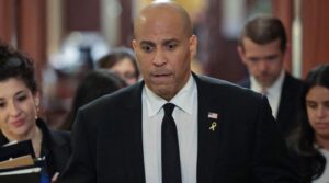 امریکی سینیٹر کوری بکر نے 25 گھنٹے کے اینٹی ٹرمپ تقریر کے ساتھ ریکارڈ توڑ دیا