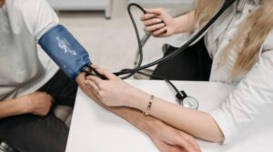 بلڈ پریشر کو کنٹرول کرنے سے ڈیمینشیا کے خطرے کو کم کرنے میں مدد ملتی ہے: مطالعہ