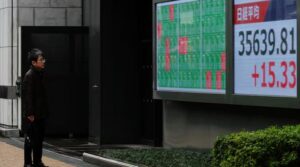 حصص کے زخموں ، ڈالر کے گرنے کے ساتھ ہی ٹرمپ کے نرخوں میں کساد بازاری کا خدشہ پیدا ہوتا ہے