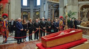 رائلٹی ، پوپ فرانسس کے جنازے میں سوگواروں کی بھیڑ میں شامل ہونے کے لئے صدور