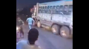 لاپرواہی ڈرائیونگ کے واقعے کے بعد سات ڈمپر کراچی میں آگ بھڑک اٹھے