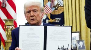 ٹرمپ ٹریڈ جنگ کے لئے اعصابی عالمی منحنی خطوط وحدانی کے طور پر نرخوں کے ساتھ آگے بڑھیں گے