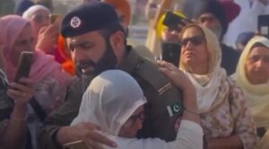 پنجاب پولیس اہلکار دلوں کو دلی نظم اور سکھ پیلگرام کے گلے سے چھوتی ہے