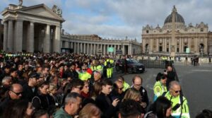 پوپ فرانسس کے جنازے سے پہلے ویٹیکن کے منحنی خطوط وحدانی