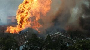 پیٹرناس گیس پائپ لائن پر آگ بھڑک اٹھنے کے بعد ملائیشیا کے درجنوں