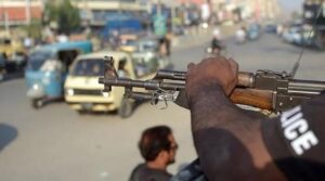 کراچی سڑک کے جرائم میں اضافے کے ساتھ خطرناک حد تک کم سزا کی شرح کے ساتھ جکڑتی ہے