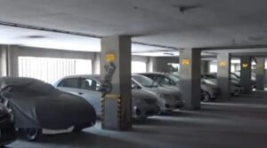 کراچی پارکنگ پلازہ شہر کی جاری ٹریفک کی پریشانیوں کے درمیان خالی کھڑا ہے