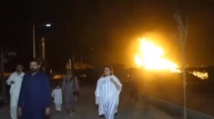 کراچی کے رہائشی کورنگی کی آگ کا مشاہدہ کرنے کے لئے آتے ہیں کیونکہ مسلسل چوتھے دن شعلوں کو بلا روک ٹوک