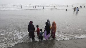 کراچیئٹس کو عید کے تیسرے دن 39 ° C تک برداشت کرنے کے لئے ہیٹ ویو گرپس سٹی کے طور پر