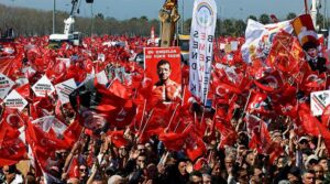 ینگ ترک اردگان کے خلاف احتجاج کرتے ہیں کیونکہ نئی نسل میں تبدیلی کی کوشش کی گئی ہے