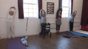 100 میں یوکے WWII کے سابق فوجی اور یوگا ٹیچر کا کہنا ہے کہ 'جنگ میں کوئی نہیں جیتتا'