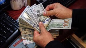 آئندہ مالی سال میں دو بانڈ پختہ ہونے کے ناطے $ 1.5bn ادائیگی کے لئے پاکستان منحنی خطوط وحدانی