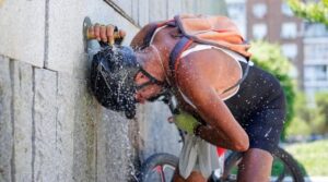 آب و ہوا کی تبدیلی کی وجہ سے آدھی دنیا کو شدید گرمی کے ایک اضافی مہینے کا سامنا کرنا پڑا: مطالعہ