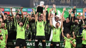 اس کی تعریف کریں جب قلندرس تیسری پی ایس ایل ٹرافی کو کلینچ کرتے ہیں