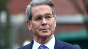 امریکی خارجہ پالیسی کی بڑی تبدیلی میں شام کی پابندیوں کو ختم کرتا ہے