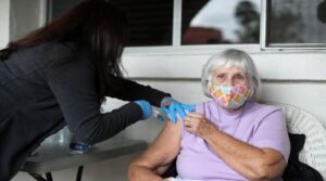 امریکی صحت کے عہدیداروں کا کہنا ہے کہ اب صرف اعلی خطرہ والے امریکیوں کے لئے کوویڈ بوسٹر