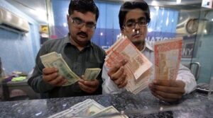 اپریل میں ترسیلات زر سے 2 3.2bn تک گر گئیں ، لیکن جولائی Apr کی آمد 31 ٪ ریکارڈ کو چھلانگ لگاتی ہے