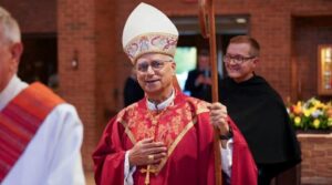 اپنی پہلی پیشی میں ، پوپ لیو اپنے پاپسی کے بارے میں تین بڑے سراگ پیش کرتے ہیں