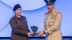 دبئی میں پاکستانی پولیس آفیسر انوم خان نے عالمی تفتیشی ایوارڈ جیت لیا