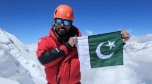 سب سے پہلے پاکستان میں ، سرباز خان نے بغیر کسی اضافی آکسیجن کے 8،000 میٹر کی چوٹیوں کو ترازو کیا