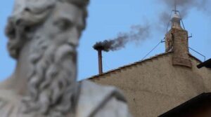 سیاہ دھواں کے ساتھ کیتھولک کارڈینلز سگنل ابھی تک کوئی نیا پوپ نہیں ہے