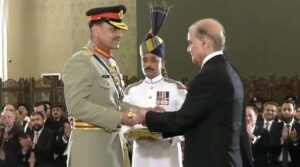 صدر ، وزیر اعظم کوس عاصم منیر پر فیلڈ مارشل کا لاٹھی دے رہے ہیں