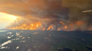 مانیٹوبا نے ہزاروں افراد کو کینیڈا کے جنگل کی آگ پھیلتے ہی خالی کرنے کی تاکید کی