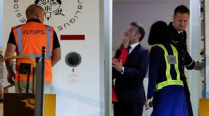 میکرون نے ویتنام میں بیوی کی طرف سے واضح طور پر جھونکا کھیلا ہے