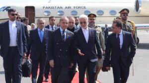 وزیر اعظم شہباز چار ممالک کے دورے کے دوسرے مرحلے پر ایران میں اترتے ہیں