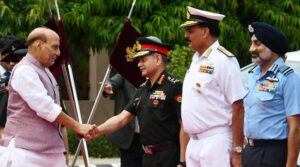 وزیر دفاع کا کہنا ہے کہ پاکستان کے ساتھ آئندہ کسی بھی تنازعہ میں بحریہ کے ردعمل کی قیادت کریں