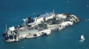 ٹرمپ نے الکاتراز جیل کو دوبارہ کھولنے کا حکم دیا ہے