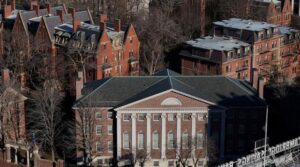 ٹرمپ نے ہارورڈ کے غیر ملکی طلباء کے پروگرام میں پلگ کھینچ لیا