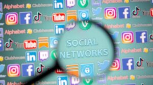 پاکستان انڈیا تناؤ کے دوران جھوٹے ، اشتعال انگیز مواد کو بانٹنے کے لئے پانچ بک ہوئے