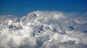 پہلی عورت نے ایورسٹ کو اسکیل کرنے کے 50 سال بعد