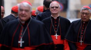 کارڈینلز نئے پوپ کو منتخب کرنے کے لئے خفیہ اجتماع سے پہلے تنہائی میں داخل ہوں