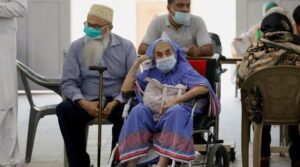 کراچی میں چار مر گئے جیسے کوویڈ نے 'عجیب' موسم گرما میں اضافے کو دیکھا