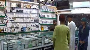 کراچی میں ڈیفنس موبائل شاپ سے ڈاکوؤں کو لوٹتے ہیں