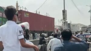 کراچی کے رہائشی طویل عرصے سے لوڈشیڈنگ ، قومی شاہراہ کو گھنٹوں بلاک کریں