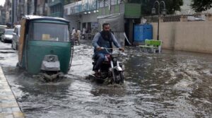 کم سے کم چھ بھاری بارش کے طور پر ہلاک ، دھول کے طوفان نے پاکستان کے کچھ حصوں کو نشانہ بنایا
