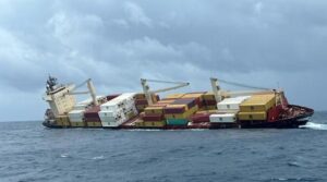 کنٹینر جہاز کے ڈوبنے کے بعد ہندوستان کی دوڑ میں تیل پھیلنا ہے